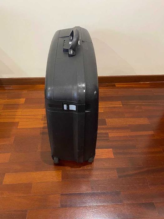 Mala de viagem média, rígida e preta da marca Delsey