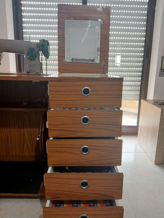 Móvel de máquina de costura