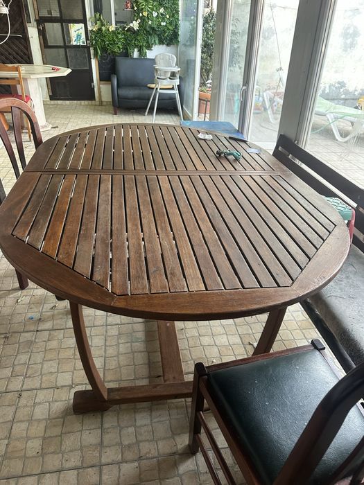 Mesa extensivel em teka cabem 12 pax sentadas