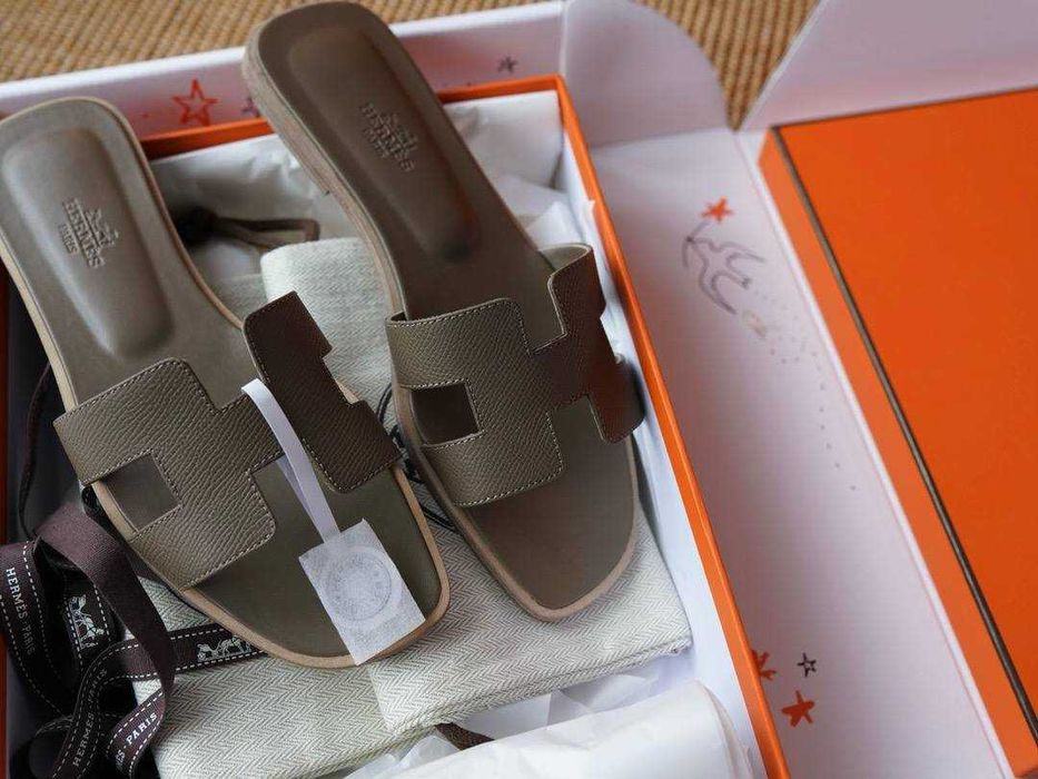 Жіночі сірі шкіряні шльопанці Hermes Oran ермес Гермес шлепанцы hermes