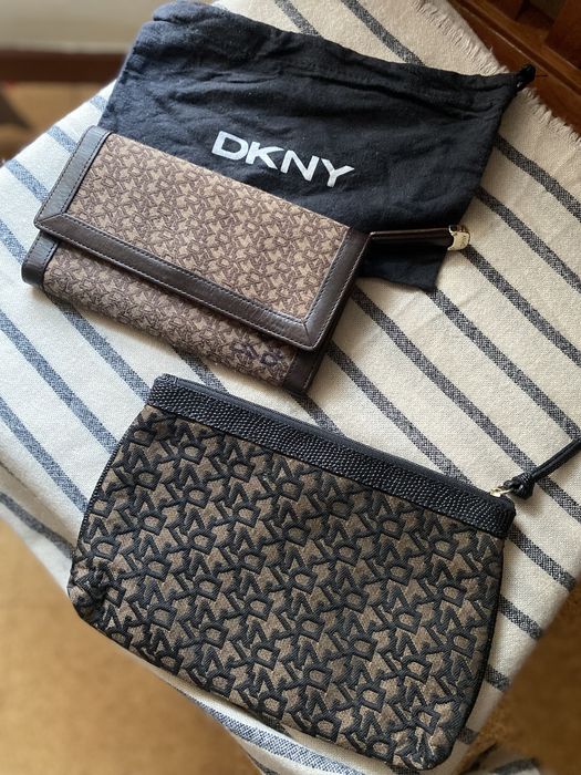 Carteira e Clutch/Necessaire DKNY em pele e tecido jackard