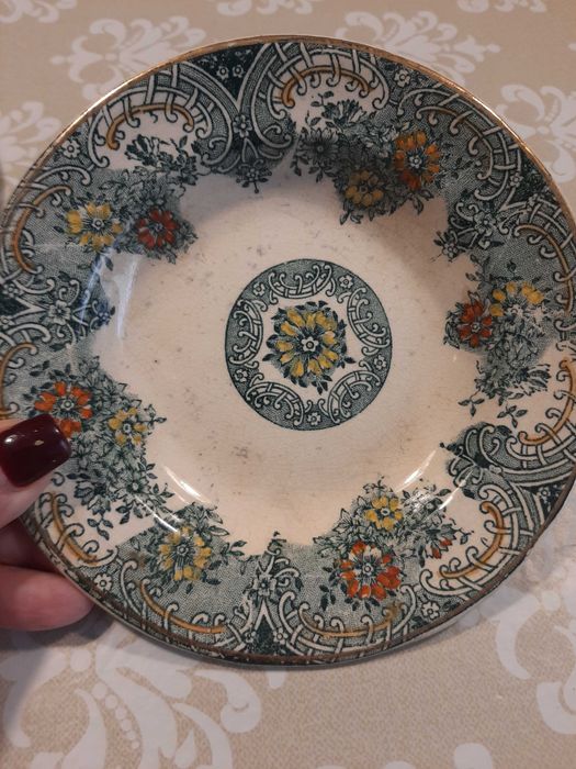 Various antique plates and tin items