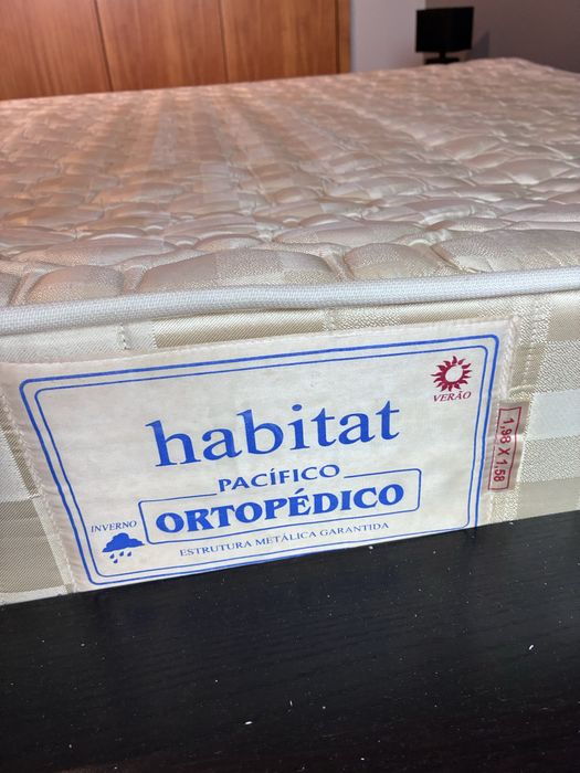 Cama de casal com colchao em madeira preta
