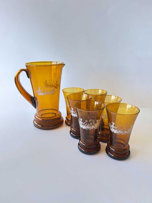 Conjunto de jarro e copos antigos