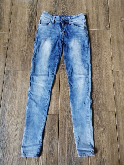 Джинсові штани на дівчинку підлітка