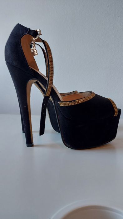 Sapato salto agulha preto com brilhantes