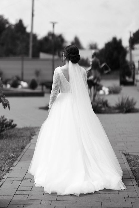 Весільна сукня зі шлейфом верх розшитий бісером