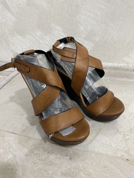 Шкіряні босоніжки на танкетці. Розмір 36