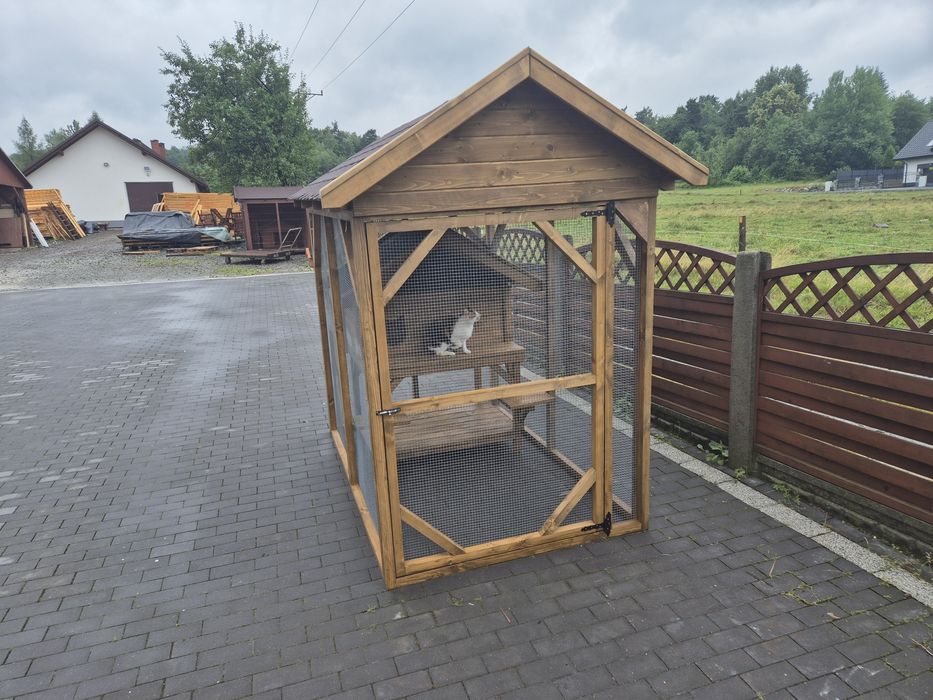 Buda dla kota z wolierą