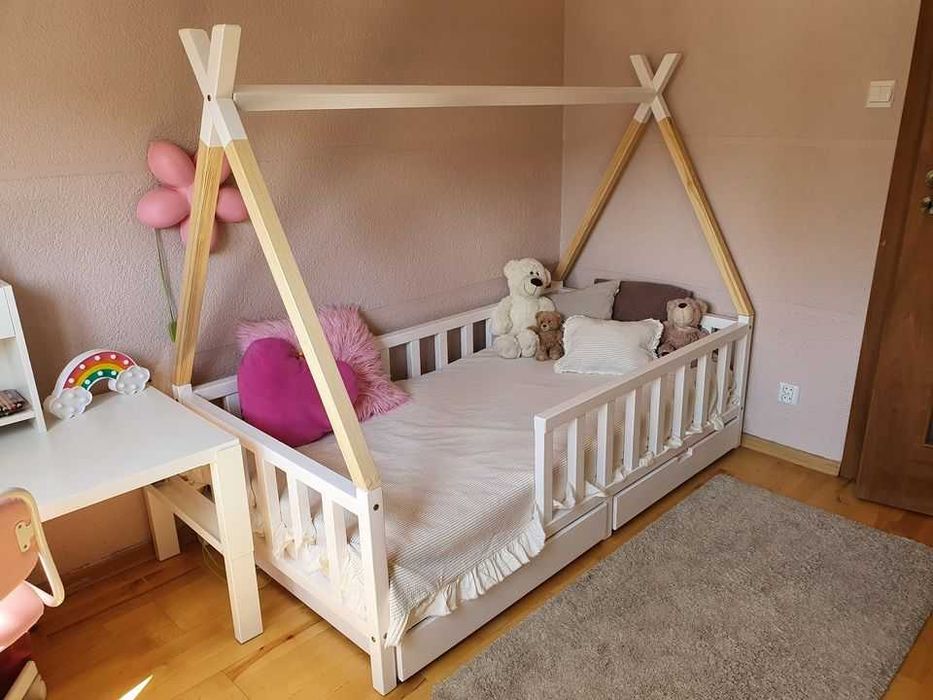 Łóżko  Drewniane Domek z balaskami