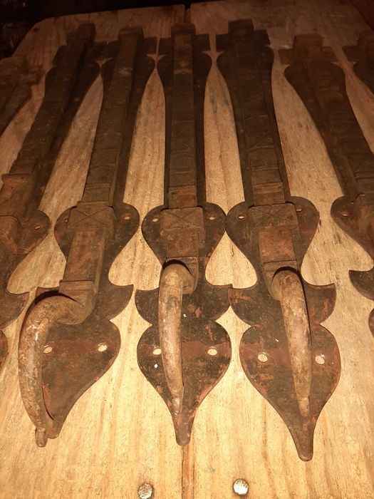 Grandes e Antigos  Ferrolhos em Ferro  Maciço