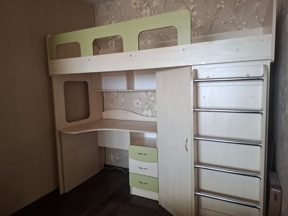 Продам дитяче ліжко-горище зі столом, шафою та шухлядами