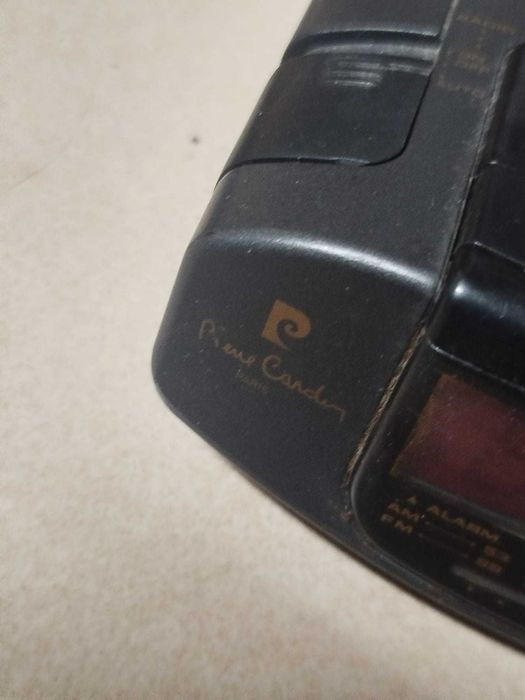 Rádio despertador usado a funcionar Pierre Cardin