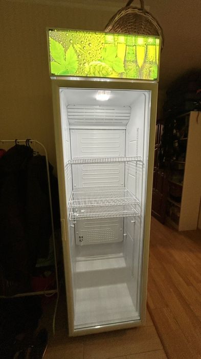 Холодильный шкаф-витрина .