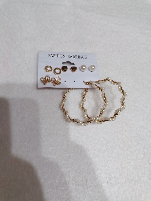 Brincos em metal dourados e prateados