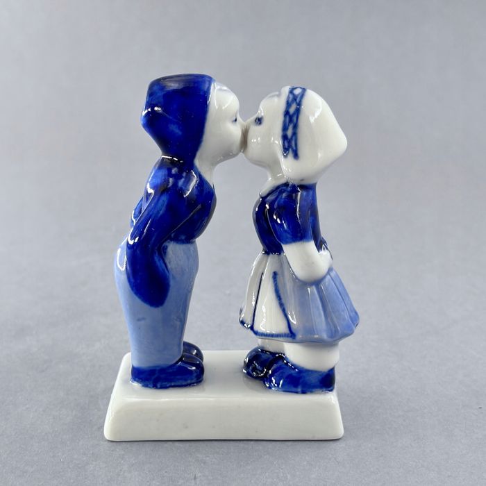 delft piękna porcelanowa figurka całująca się para