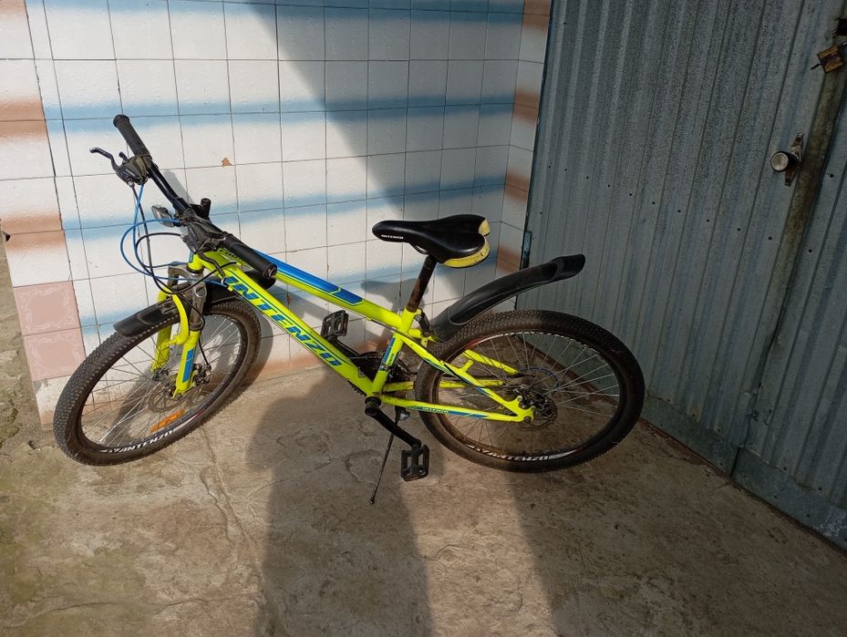 Велосипед Intenzo 24 
Передачі 3х7
Гума 26х2.10 
Дискові гальма справн