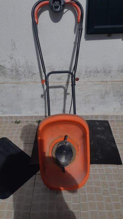 Máquina de cortar relva