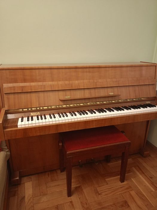 Pianino Legnica z regulowanym siedziskiem