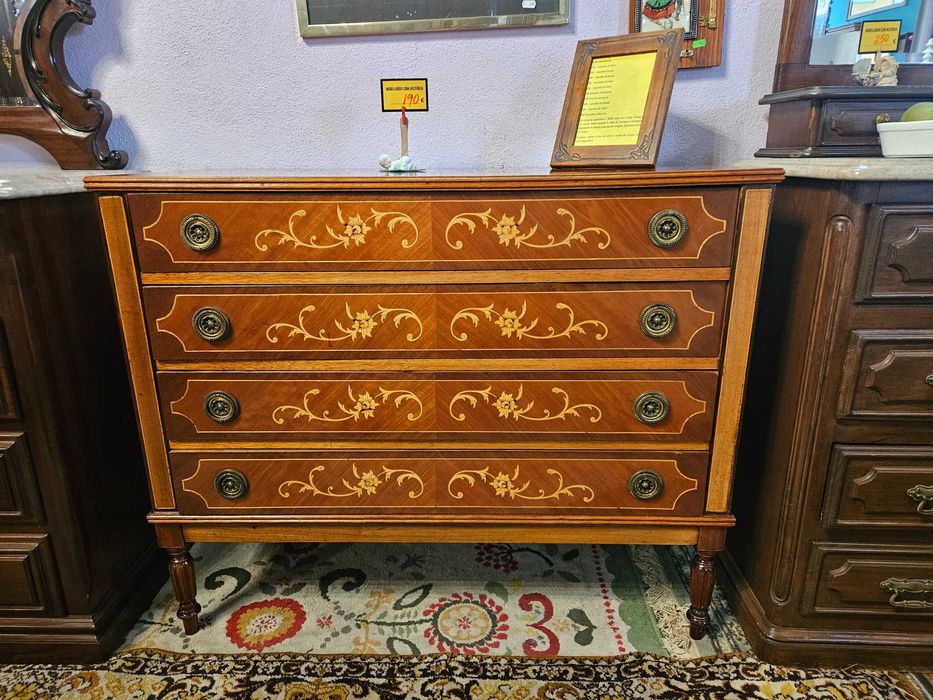 Cómoda antiga estilo D. Maria - Bom estado geral