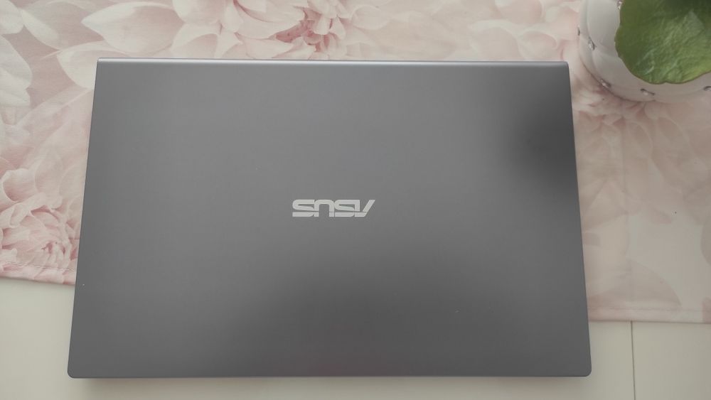 Asus laptop F515J BQT706T stan idealny