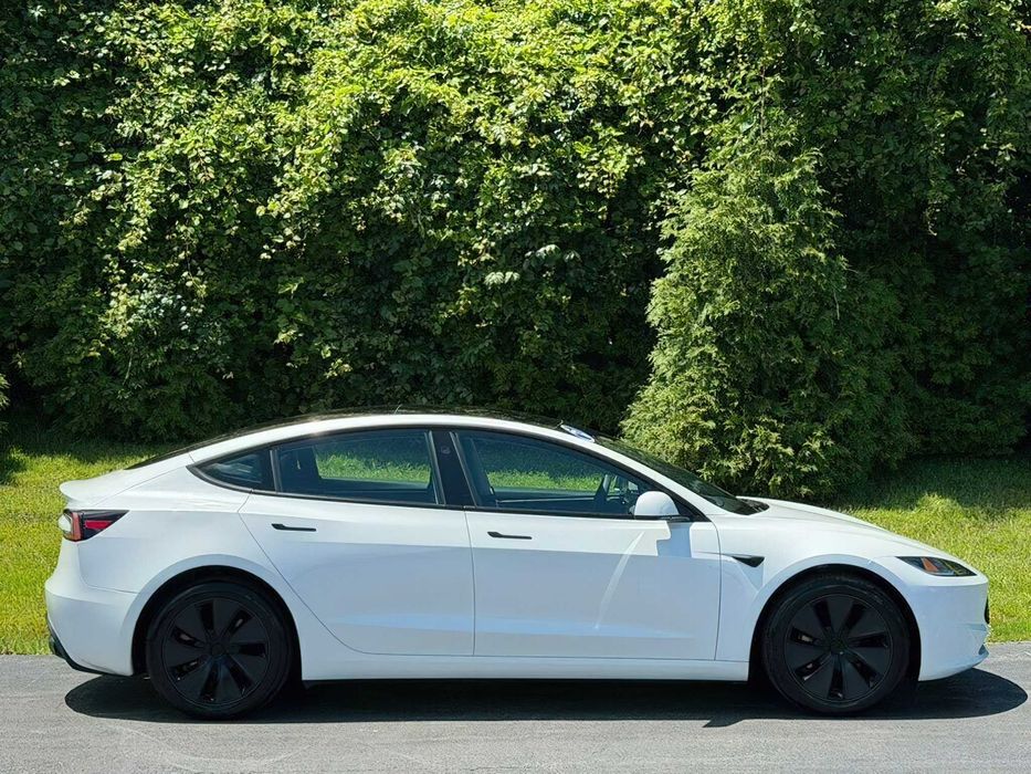 Tesla Model 3      2025