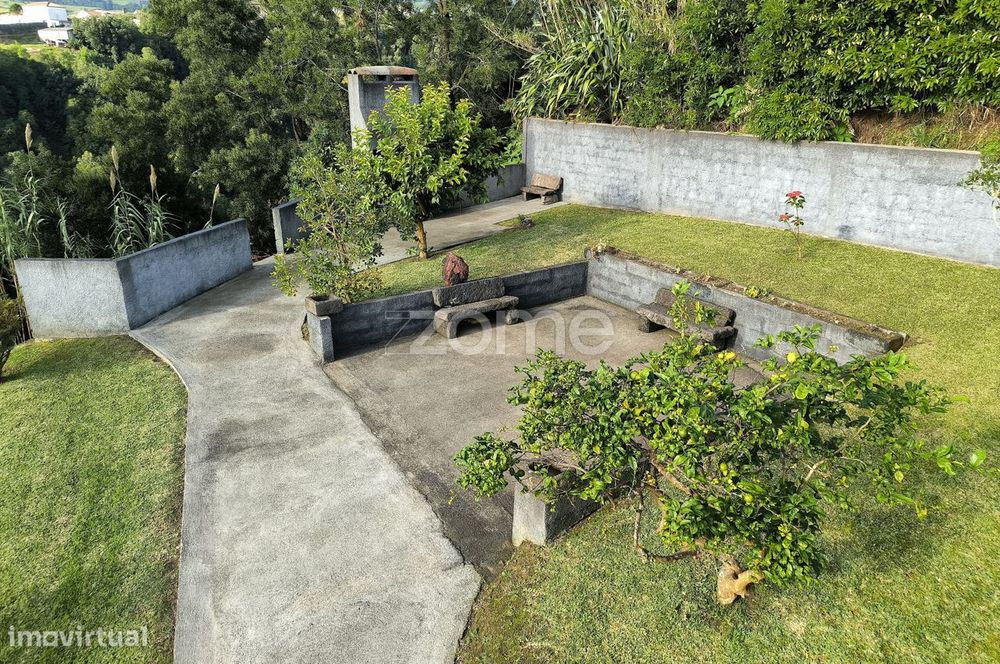 Moradia T4+2 com Jardim e Garagem – Vila da Povoação