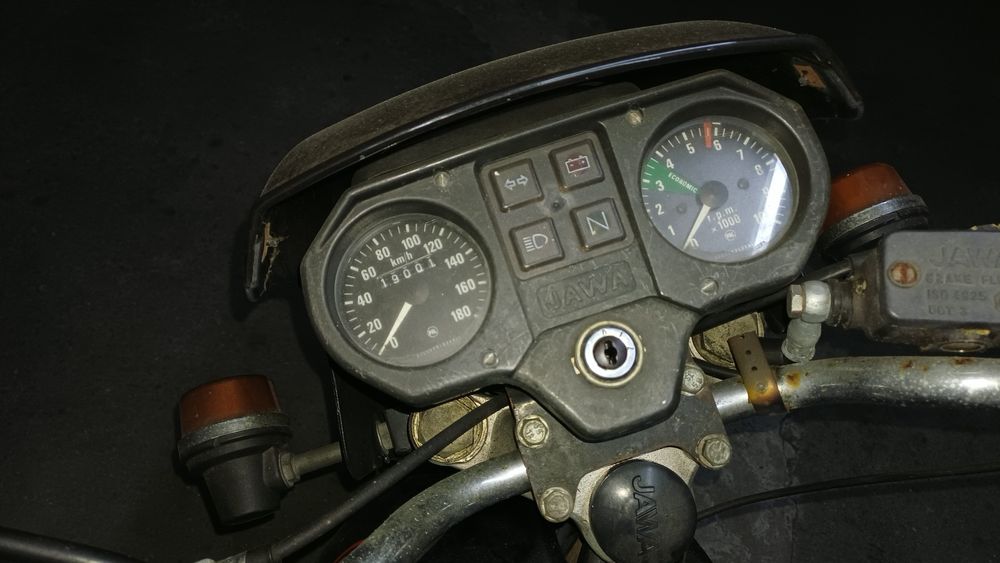 Vende-se jawa por 800 euros  para restauro  esta parada a mais de 6 anos o valor e fixo