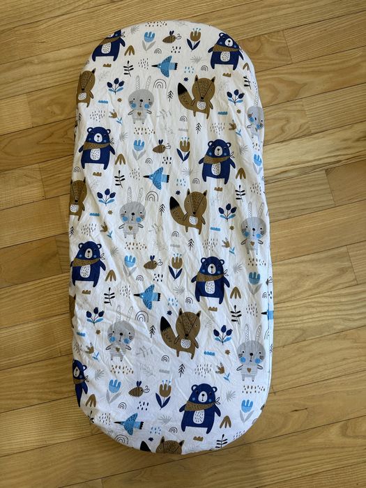 Непромокаючі простирадла на резинці у візочок, одне муслін