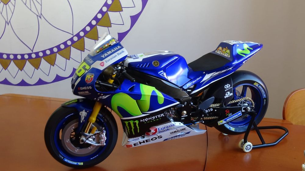Maquette Yamaha YZR M1 Valentino Rossi – Altaya 1/4 – Avec Extras – Occasion
