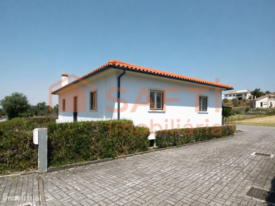 Moradia Independente T2+1 com Terreno de 920 m² em Agodim