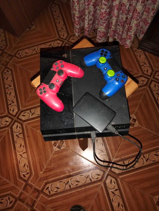Ps4 com 2 comandos um disco externo e 6 jogos