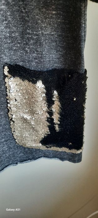 Dresowa asymetryczna  tunika z cekinową kieszenią
