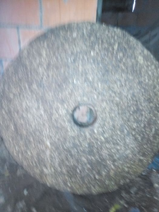 Duas mós de pedra antigas