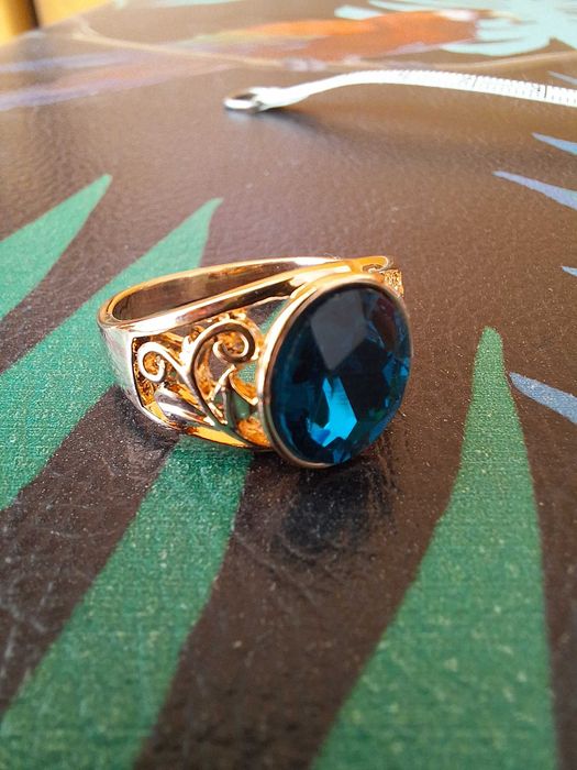 Śliczny pierścionek z niebieskim oczkiem rozm. 7