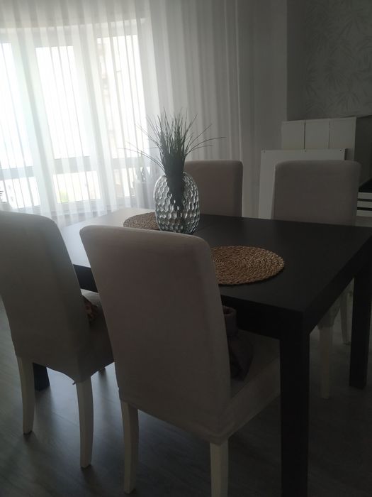 Mesa de jantar e quatro cadeiras