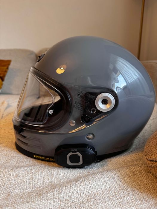 Capacete Shoei e intercomunicador