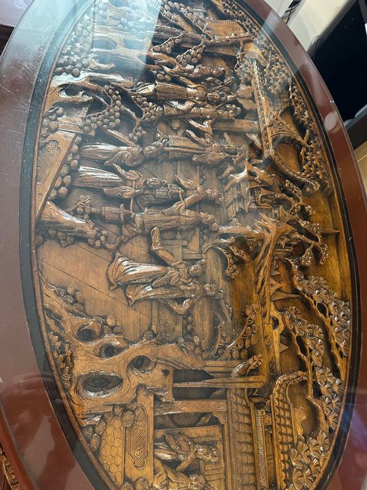 Продам різьблений столик