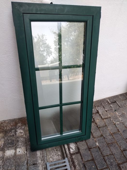 Janela de alumínio cor verde ( 2 no total )