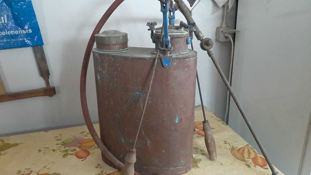 Pulverizador antigo de cobre