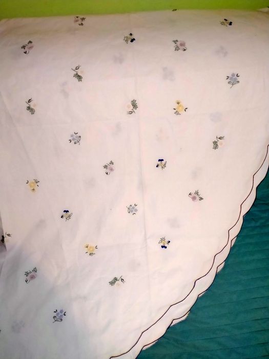 Obrus okrągły wyszywany