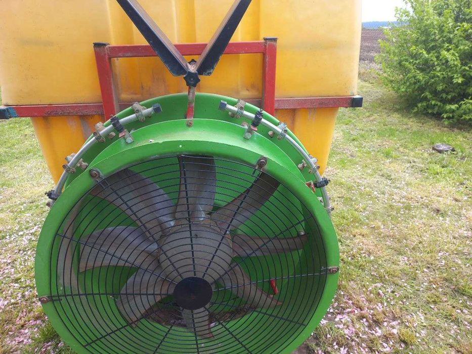 Продам оприскувач садовий навісний.