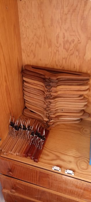 Cabides antigos de madeira