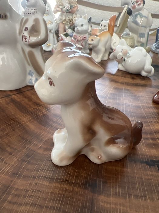 Figurka porcelanowa piesek sygnowana PRL