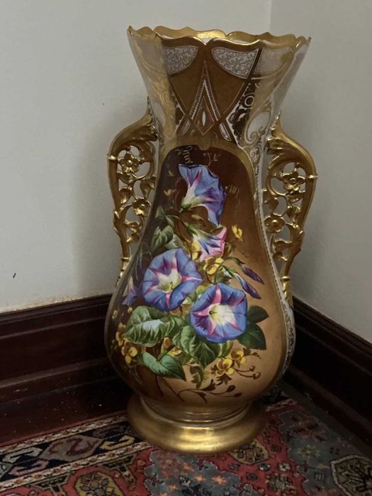 Vaso de Aparato em Porcelana Dourada com Flores em Relevo – Grande