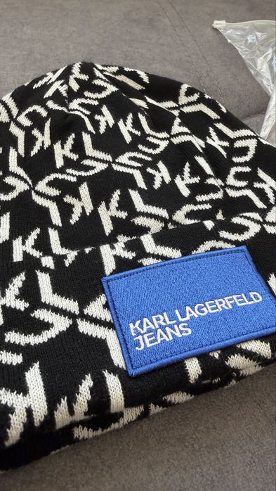 Продам зимнюю шапку Karl Lagerfeld оригинал