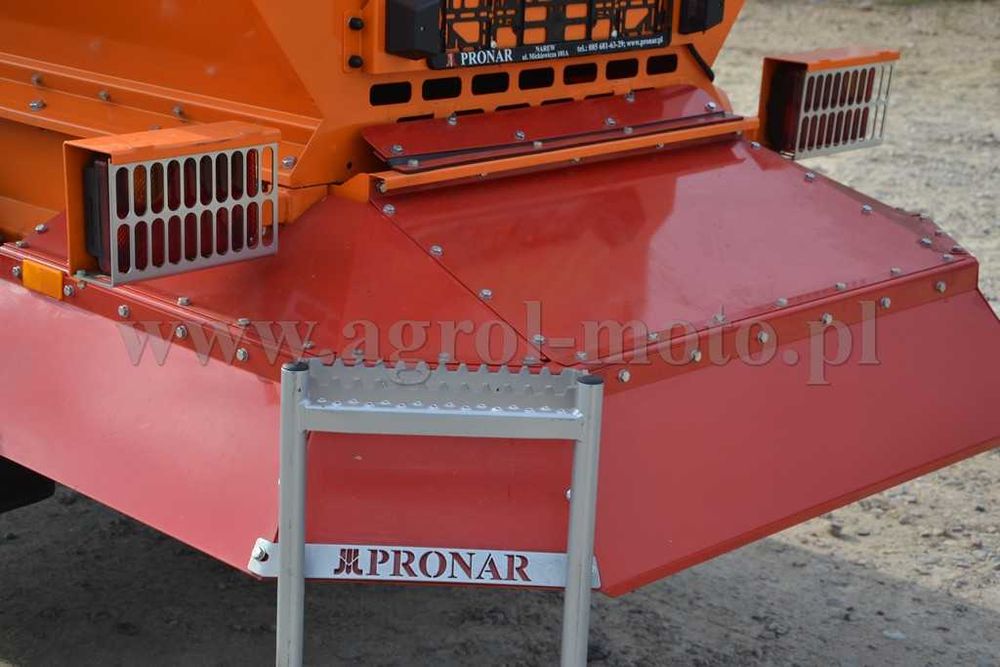 Posypywarka ciągniona 3t piaskarka Pronar T131 soli piasku od ręki