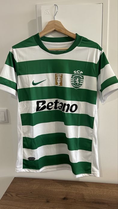 Varias camisolas de futebol clubes