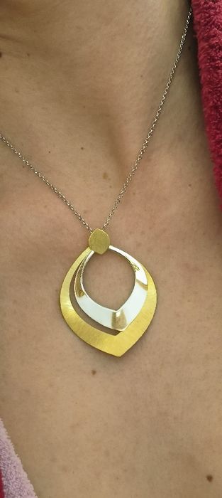 Colar moderno e elegante em prata