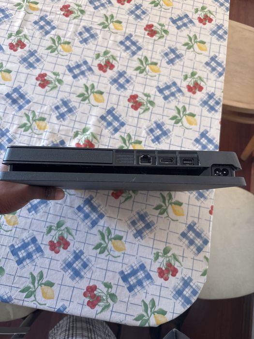 PS 4 Slim + 2 comandos + 4 Jogos Fisicos  + 7/8 Digitais